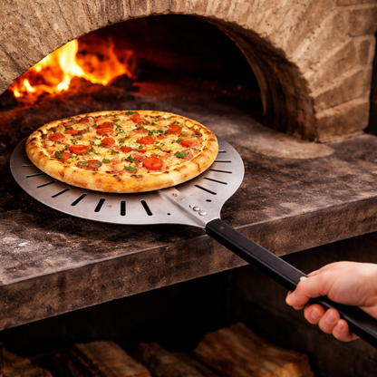 Pá de Pizza Redonda Perfurada Profissional | Lâmina Ø 23 cm | Cabo em Alumínio